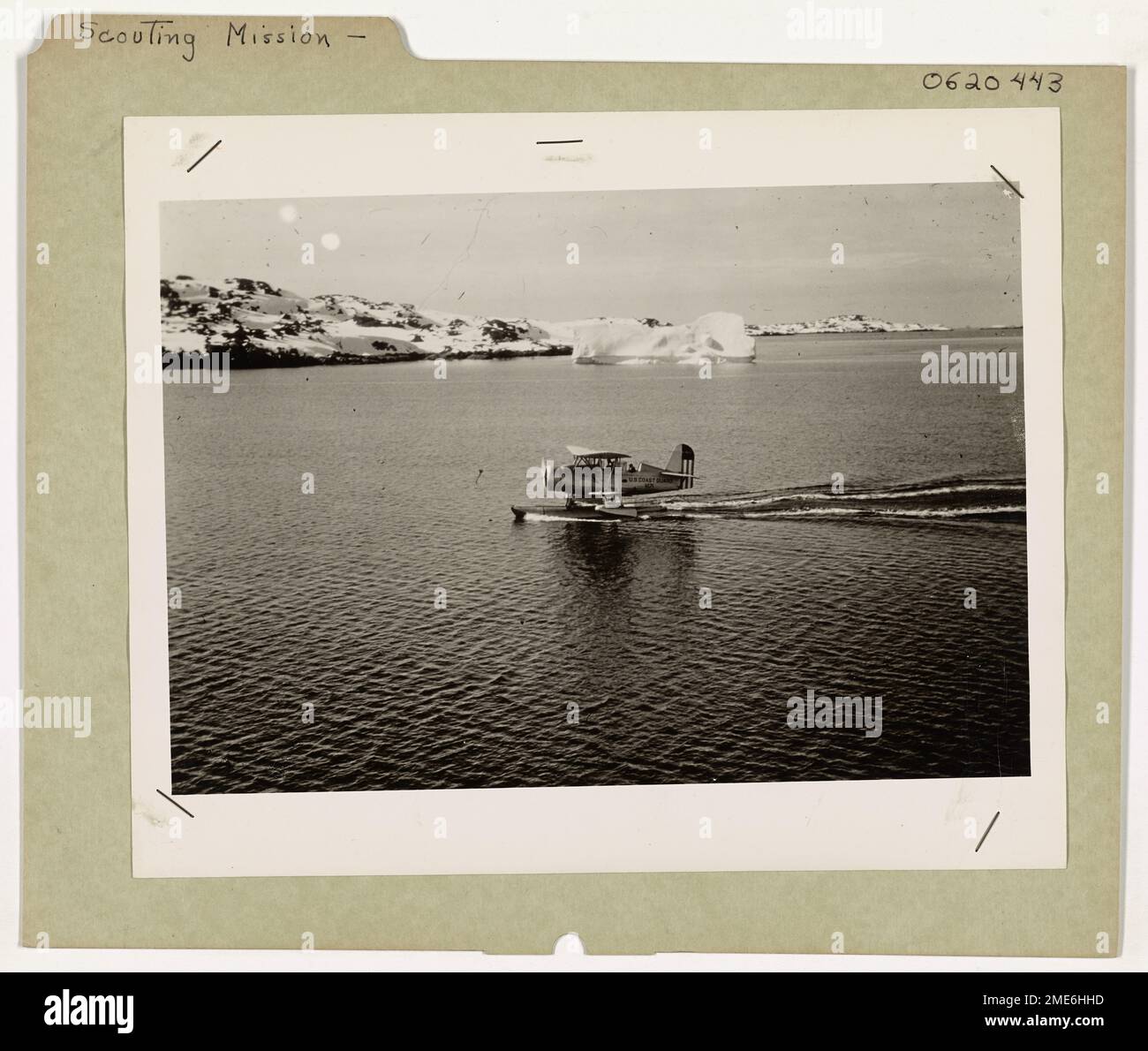 Questa fotografia mostra un idrovolante della Guardia Costiera degli Stati Uniti che parte da una baia sulla costa della Groenlandia in una missione di esplorazione. L'immagine fu scattata dal tenente Thomas S. la Farge, che in seguito morì con la Guardia Costiera Cutter Natsek quando affondò nell'Atlantico. Foto Stock