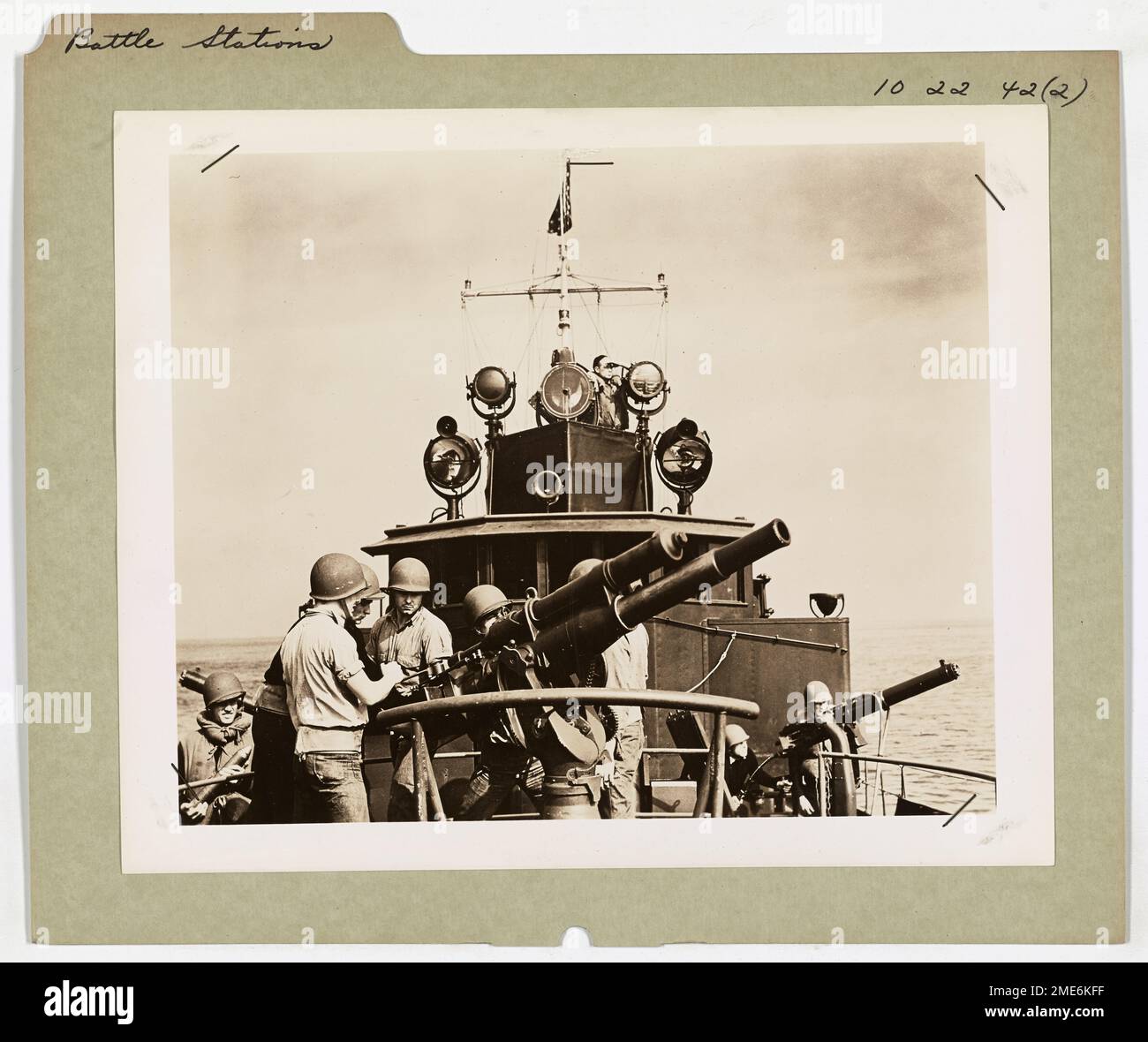 Le guardie costiere sono mostrate a bordo delle loro stazioni di battaglia. Questa immagine cattura la prontezza e la professionalità di questi membri del servizio durante le operazioni di guerra, evidenziando il loro ruolo nella difesa navale e nella preparazione militare. Foto Stock