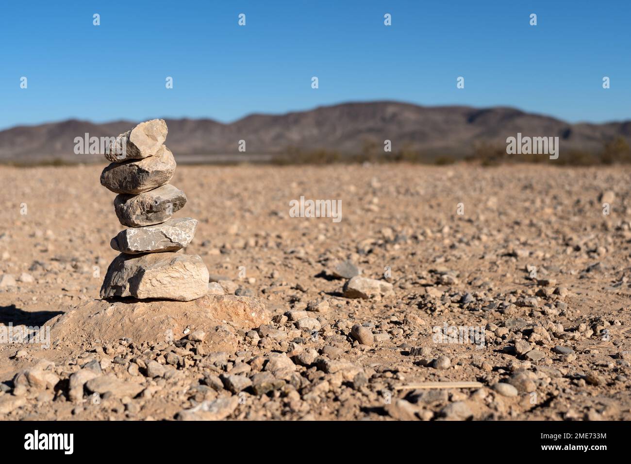 Rocce impilate su terreno roccioso Foto Stock