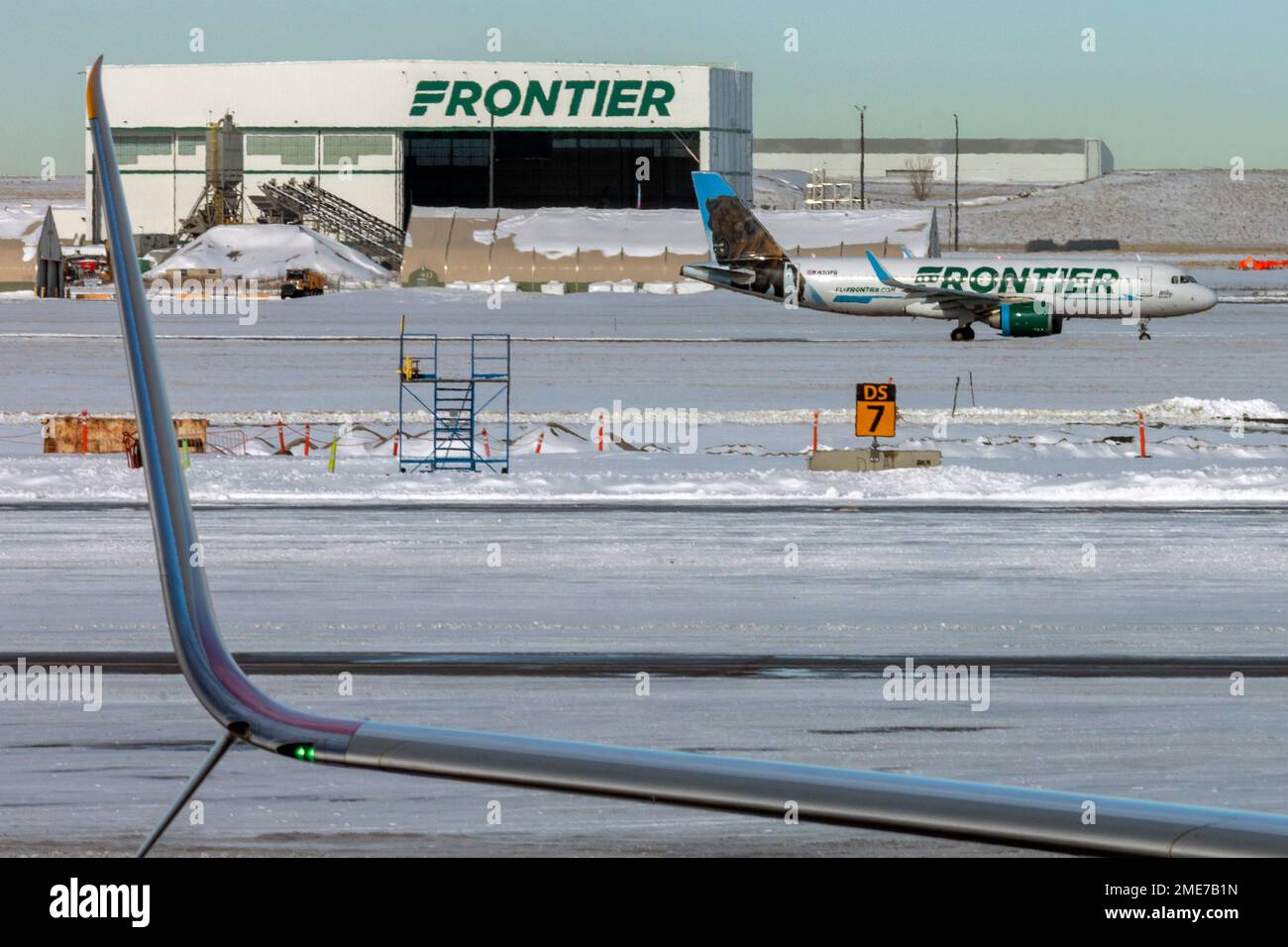 Denver, Colorado - Un jet Frontier Airlines a terra dopo una tempesta di neve all'Aeroporto Internazionale di Denver. Foto Stock