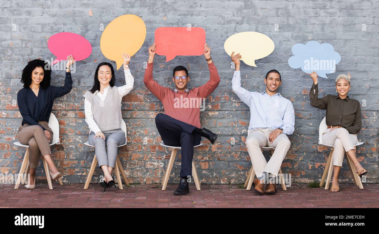 Bolla del discorso, comunicazione e feedback con gli uomini d'affari e beffa per i social media, voto e revisione. Progettare, contattare e chattare con Foto Stock