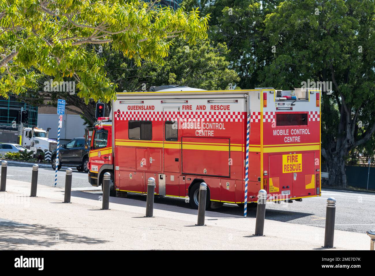 Brisbane, Australia – Gennaio 19 2023: Red Fire and Rescue Mobile Control Centre veicolo parcheggiato sul lato della strada a Kangaroo Point Foto Stock