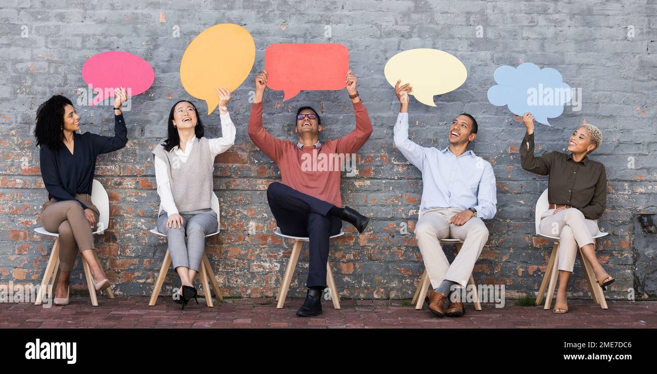 Bolla di discorso, comunicazione e idea con gli uomini d'affari e beffa per i social media, voto e revisione. Progettare, contattare e chattare con il dipendente Foto Stock
