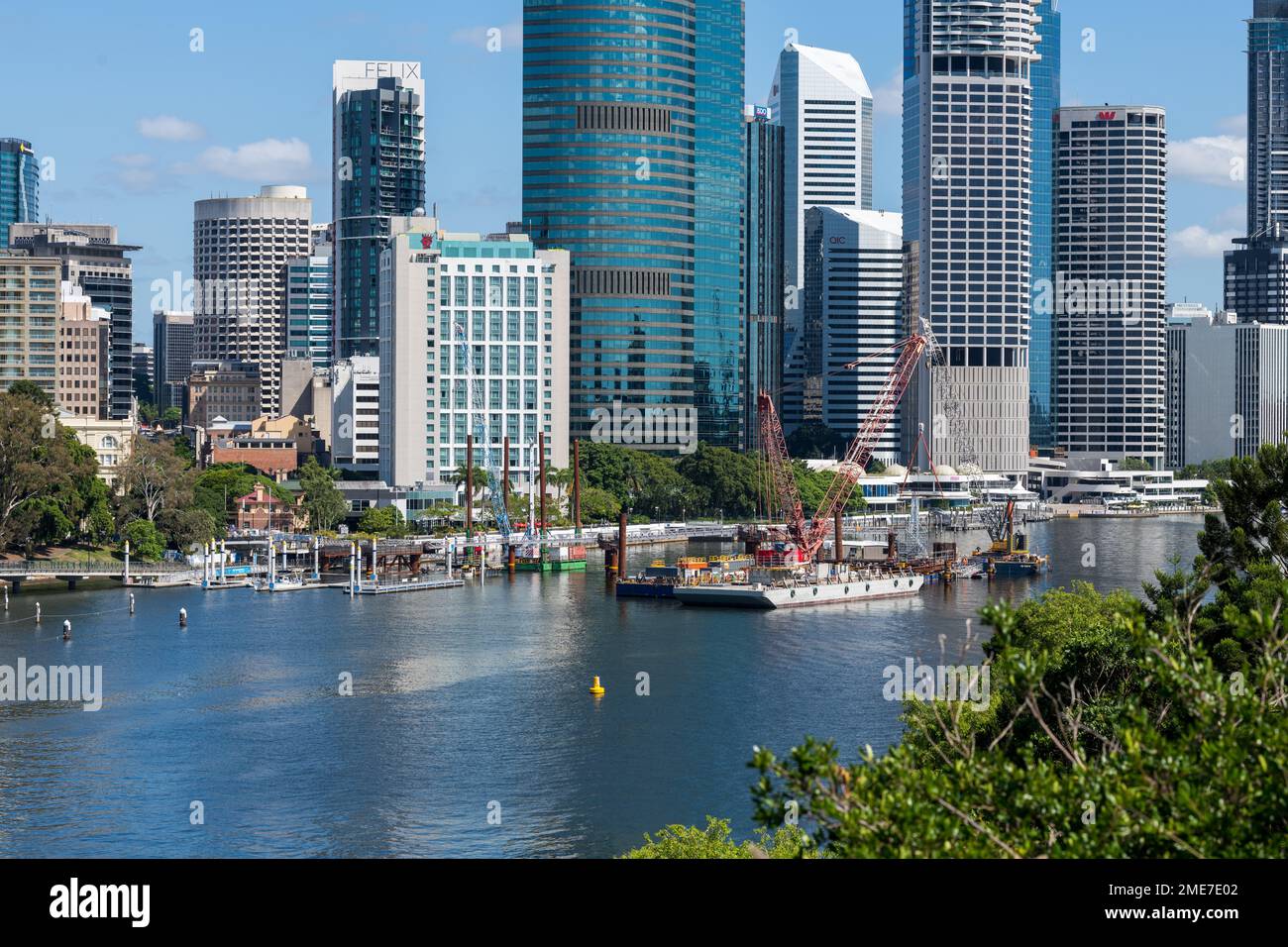 Brisbane, Australia – Gennaio 19 2023: Pontile con grande gru da cantiere sul Fiume Brisbane con edifici cittadini sullo sfondo Foto Stock Brisbane, Australia – Gennaio 19 2023: Pontile con grande gru da cantiere sul Fiume Brisbane con edifici cittadini sullo sfondo Foto Stock