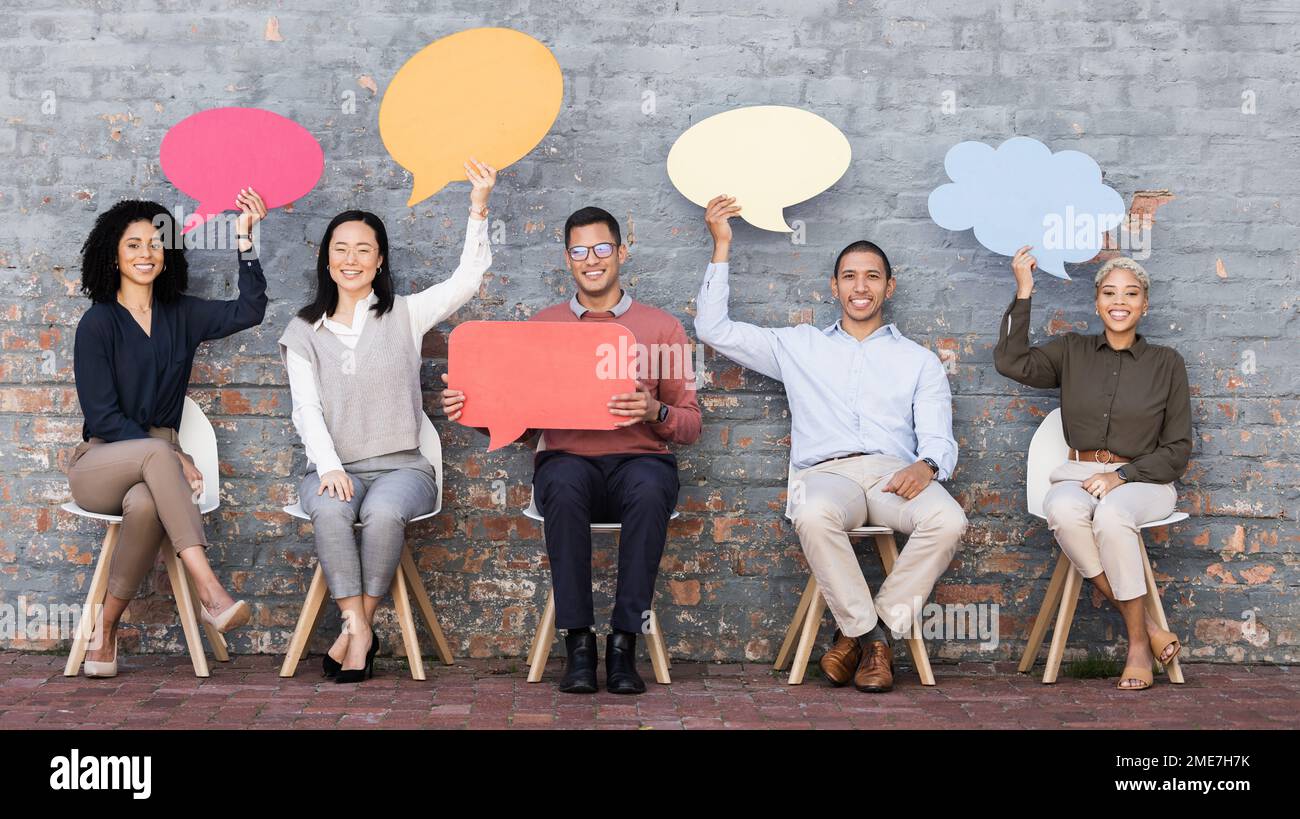 Bolla del discorso, feedback e sondaggio con le persone d'affari e beffa per i social media, votare e rivedere. Progettare, contattare e chattare con il dipendente e. Foto Stock