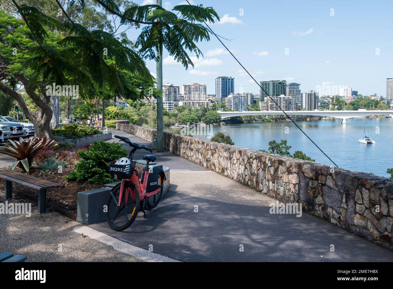 Brisbane, Australia – Gennaio 19 2023: Bicicletta elettrica arancione lasciata sul lato del sentiero, le scogliere di Kangaroo Point Foto Stock