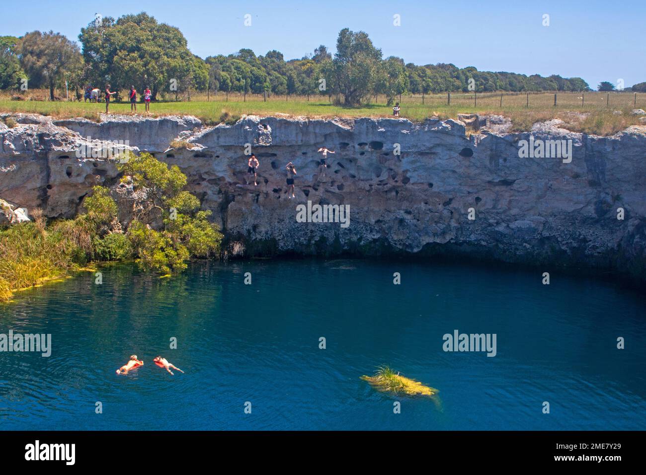 Saltando nel piccolo Lago Blu, Monte Gambier Foto Stock