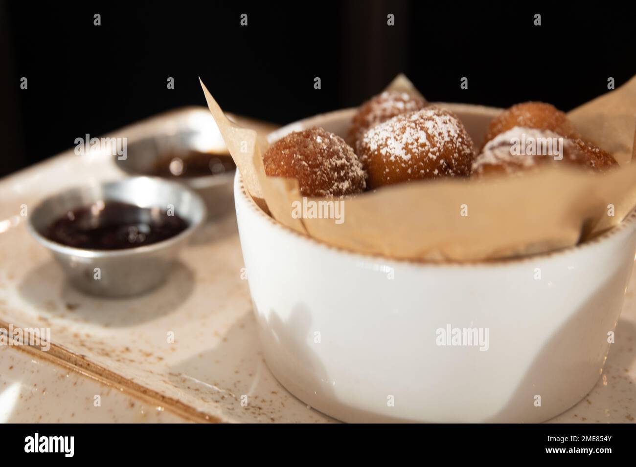 Ciambelle con salsa al cioccolato per l'immersione Foto Stock