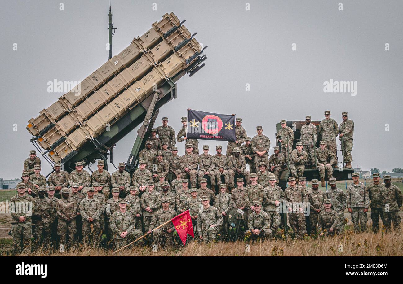 STATI UNITI I difensori aerei dell'esercito assegnati a 5th battaglione, 7th batteria Delta artiglieria di difesa dell'aria posa su una 10th Stazione di lancio Patriot di comando di difesa del missile dell'aria dell'esercito 15 agosto in Polonia con il comandante uscente Capt. Robert Knabel. Insieme ai nostri alleati e partner, 10th sistemi AAMDC dimostrano la disponibilità, la capacità e la determinazione di scoraggiare e, se necessario, sconfiggere l'aggressione. Foto Stock