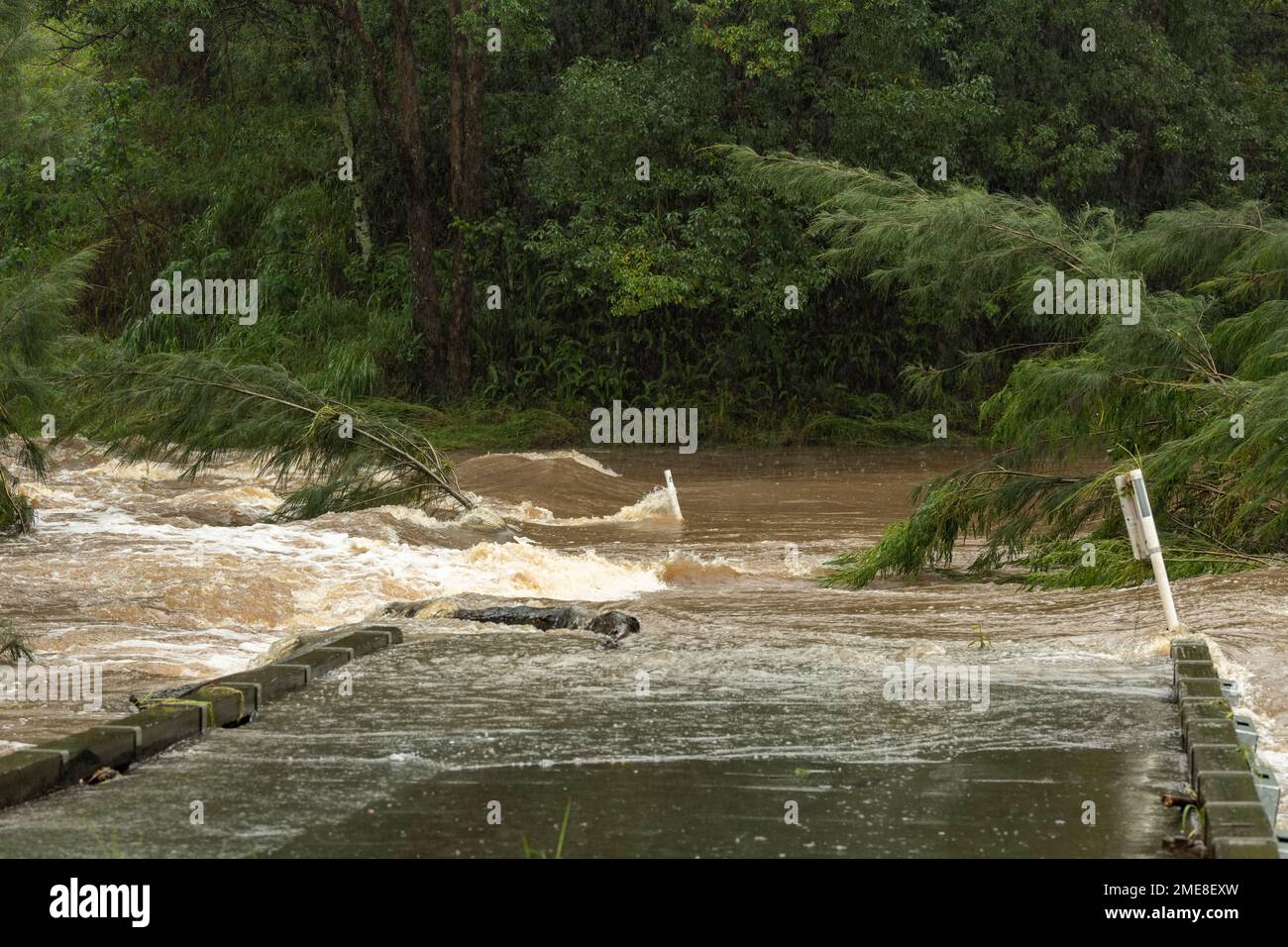 South Pine River alluvione a Bunya Road nel marzo 2021, alla periferia di Brisbane, Australia Foto Stock