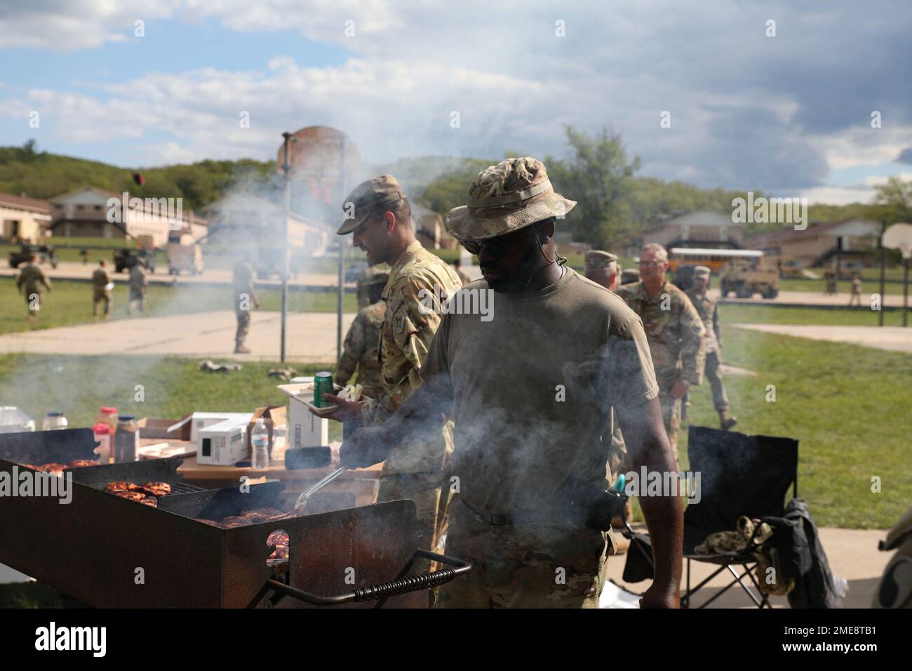 David Wright, specialista delle risorse umane della Brigata dell'Aviazione di combattimento del 29th, Maryland Army National Guard, cucina durante un evento morale, di benessere e ricreativo durante lo Sciopero settentrionale a Camp Grayling, Michigan, il 15 agosto 2022. La Brigata dell'Aviazione di combattimento del 29th, guidata dal Colonnello Richard Ferguson, ha circa 100 soldati della Guardia Nazionale del Maryland che forniscono capacità di controllo e comando in tutto il dominio durante lo Sciopero settentrionale 22 dal 6 al 20 agosto 2022. Foto Stock