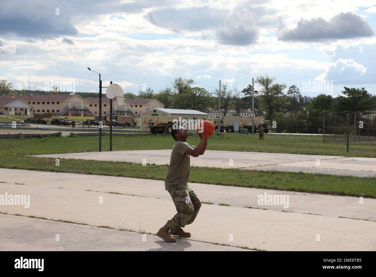 29th Combat Aviation Brigade, Maryland Army National Guard Soldiers giocare a basket in occasione di un evento morale, benessere e ricreativo durante Northern Strike 22 a Grayling, Michigan, il 15 agosto 2022. La Brigata dell'Aviazione di combattimento del 29th, guidata dal Colonnello Richard Ferguson, ha circa 100 soldati della Guardia Nazionale del Maryland che forniscono capacità di controllo e comando in tutto il dominio durante lo Sciopero settentrionale 22 dal 6 al 20 agosto 2022. Foto Stock