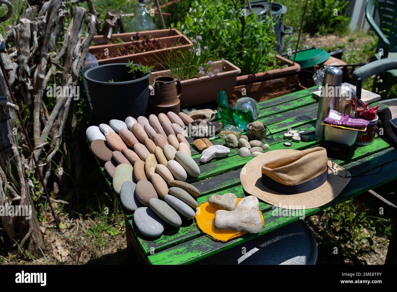 Collezione di materiali utilizzati per creare arte nel magico Dreamwoods Park, nascosto tra le colline della Toscana, progettato dall'artista tedesca Deva Manfred, Italia. Foto Stock