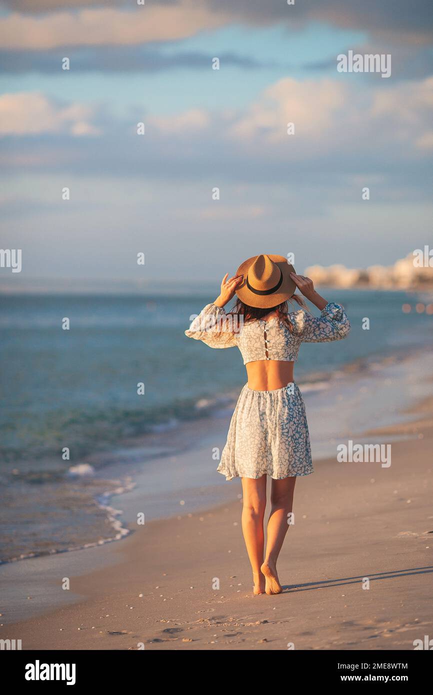 Giovane donna felice sulla spiaggia godere le sue vacanze estive Foto Stock