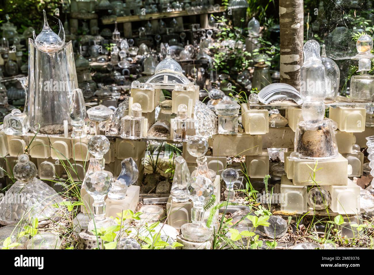 Sculture in vetro nel magico Parco dei Dreamwoods, nascosto tra le colline della Toscana, disegnate dall'artista tedesca Deva Manfredo (Manfred Fluke), Italia. Foto Stock