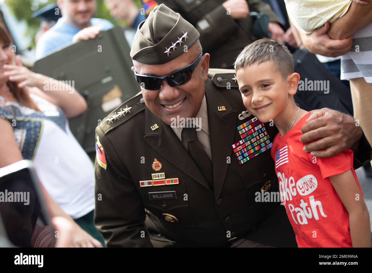 STATI UNITI Darryl Williams, comandante generale degli Stati Uniti Esercito Europa e Africa, si pone con una gioventù polacca locale durante la Giornata delle forze armate polacche 'Weekend con l'esercito' veicolo militare e attrezzature mostra a Varsavia, Polonia, 15 agosto 2022. STATI UNITI I soldati si sono Uniti ai loro omologhi polacchi per un fine settimana di attività che includevano una varietà di eventi statali, patriottici, religiosi, culturali e di intrattenimento in tutta la capitale. Foto Stock