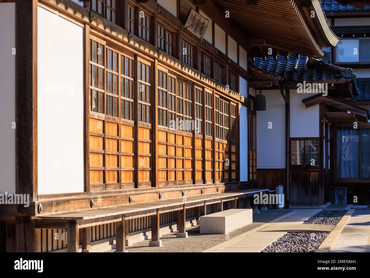 Sole mattutino sulle tradizionali porte scorrevoli in legno del tempio giapponese Foto Stock