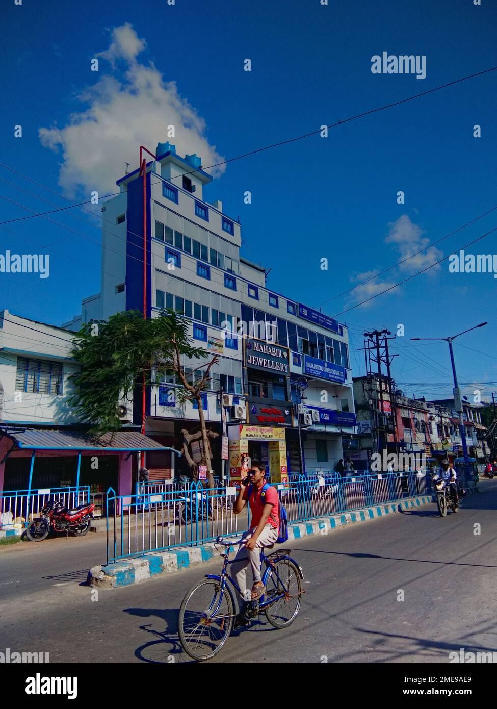 25.09.2021 raiganj ovest bengala india, vista della strada di strada indiana strada in ovest bengala india Foto Stock