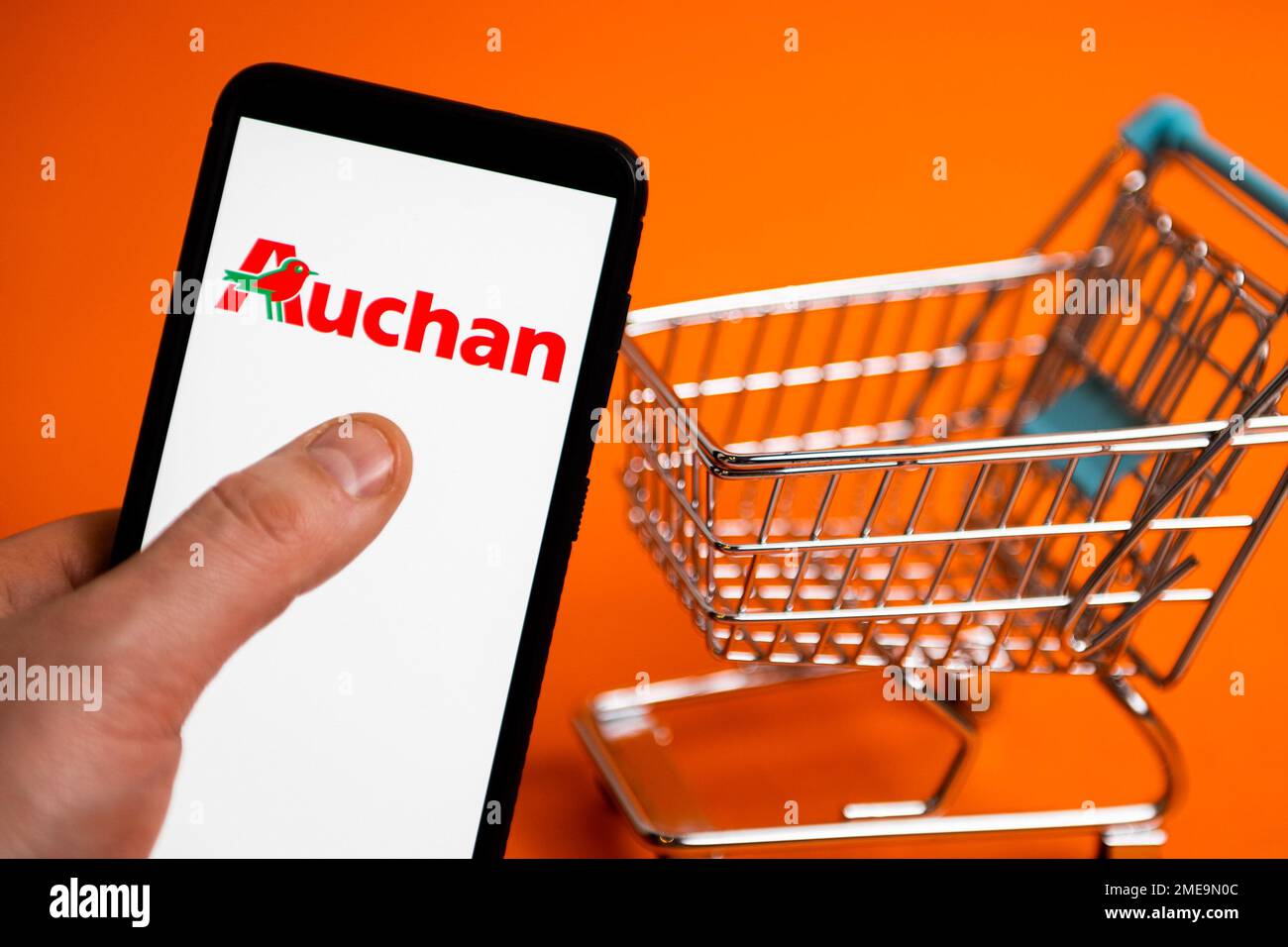 Polonia. 23rd Jan, 2023. In questa immagine, un logo Auchan visualizzato su  uno smartphone. Credit: SOPA Images Limited/Alamy Live News Foto stock -  Alamy