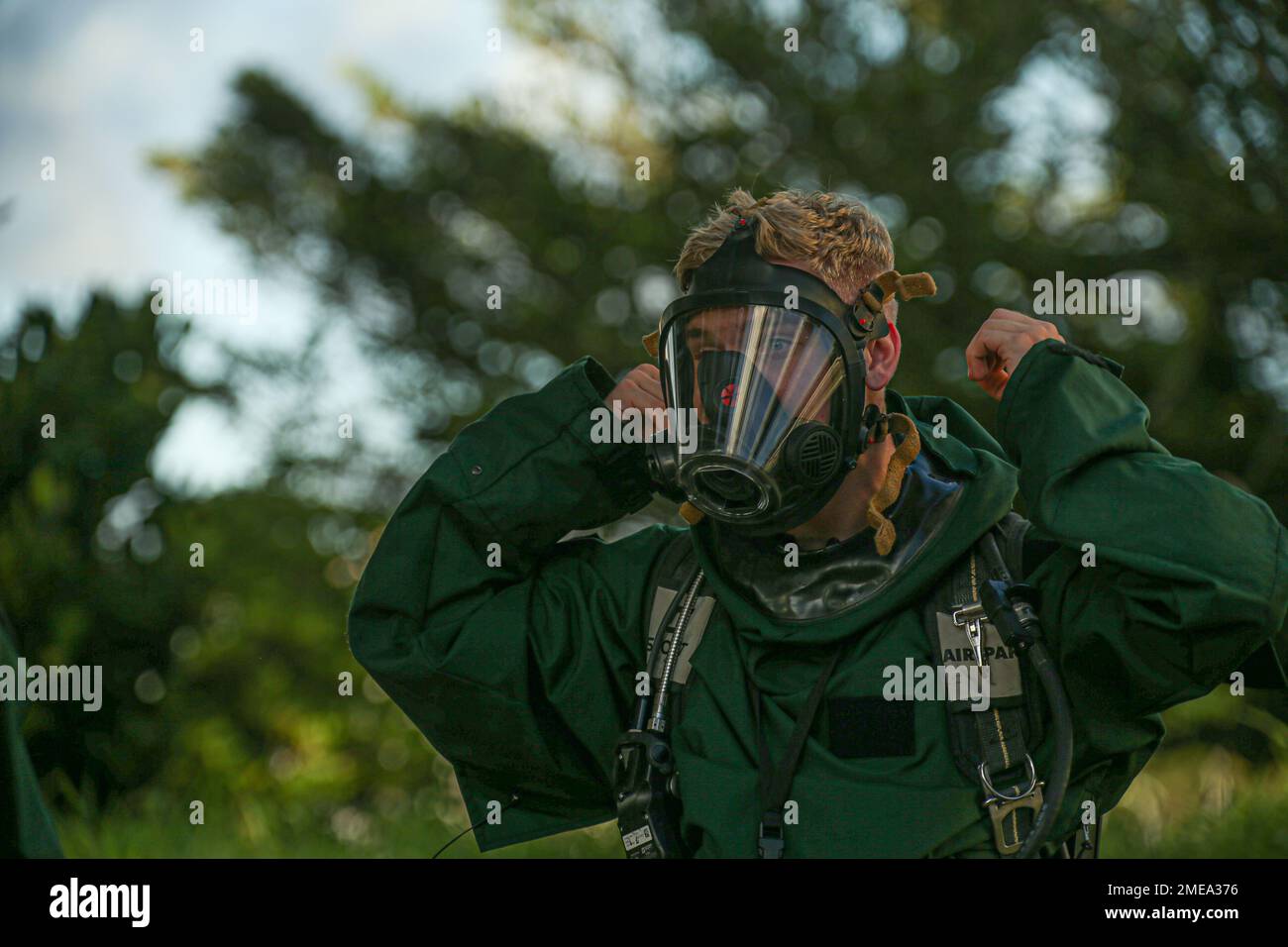 STATI UNITI Jacob Matkovich, uno specialista chimico, biologico, radiologico e nucleare della difesa con quartier generale Battalion, 3rd divisione marina, mette sul suo autorespiratore contenuto durante esercizio tossico Bayou alla base aerea di Kadena, Okinawa, Giappone, 2022 agosto. I Marines hanno condotto l'esercitazione Batou tossico per raffinare le loro abilità nelle operazioni contro le armi di distruzione di massa attraverso gli ambienti unici e difficili. 3rd MLG, con sede a Okinawa, in Giappone, è un'unità di combattimento a dispiegamento diretto che funge da bac, un servizio completo di logistica e combattimento di III MEF Foto Stock