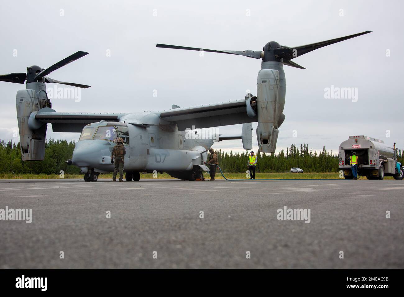 STATI UNITI Marines con Marine Medium Tiltrotor Squadron 161, Marine Aircraft Group 16, 3rd Marine Aircraft Wing, rifornire un MV-22B Osprey a Gulkana Airfield, Alaska, 15 agosto 2022. L'Alaska serve come luogo ideale di addestramento, abilitando la pratica ed il miglioramento delle tattiche, delle tecniche e delle procedure in un ambiente realistico e relativo. Foto Stock