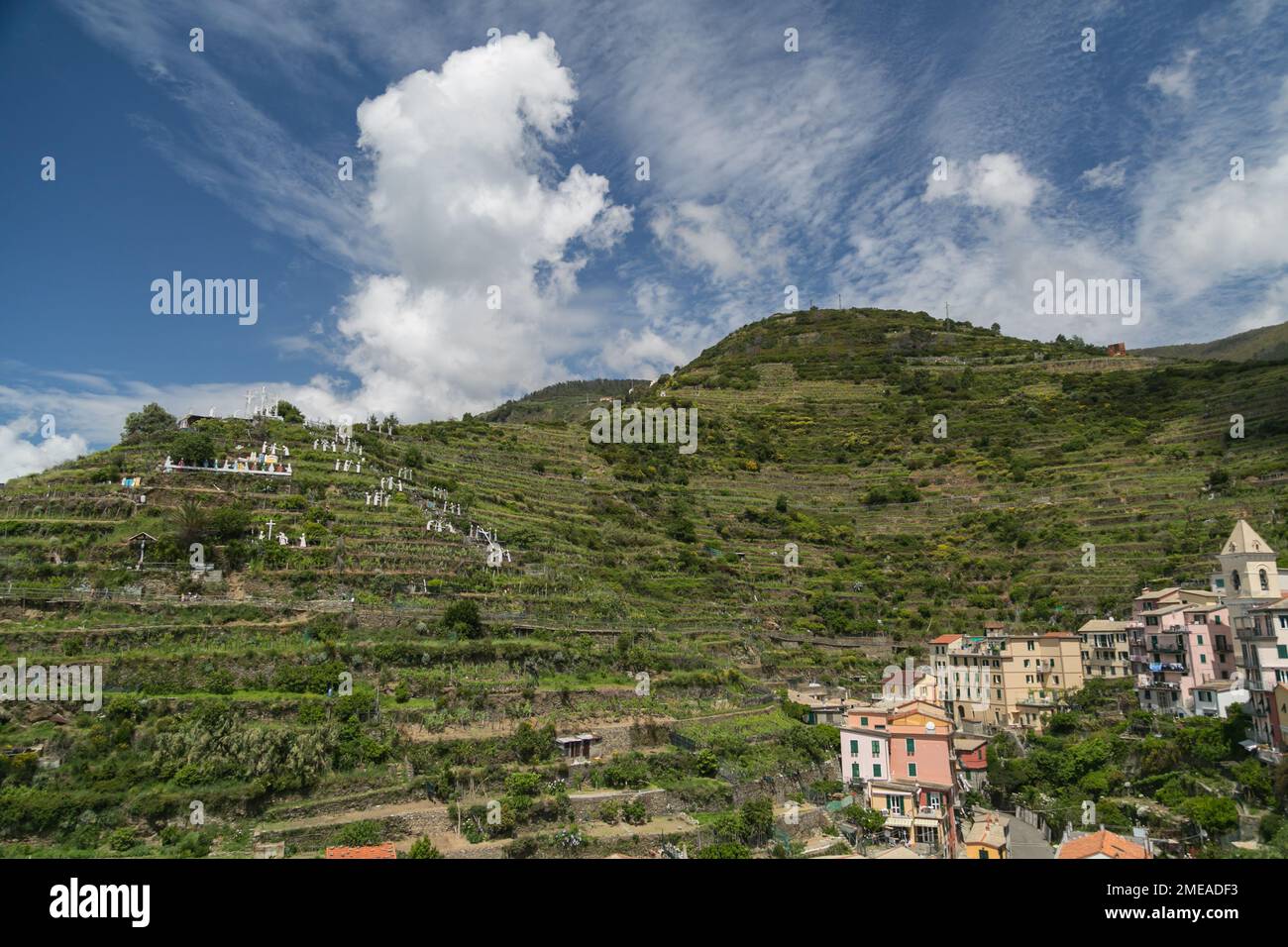 Presepe sulle colline di Manarola, uno dei 5 villaggi costieri (cinque Terre) collegati da oltre 100 km di sentieri escursionistici, in Italia. Foto Stock