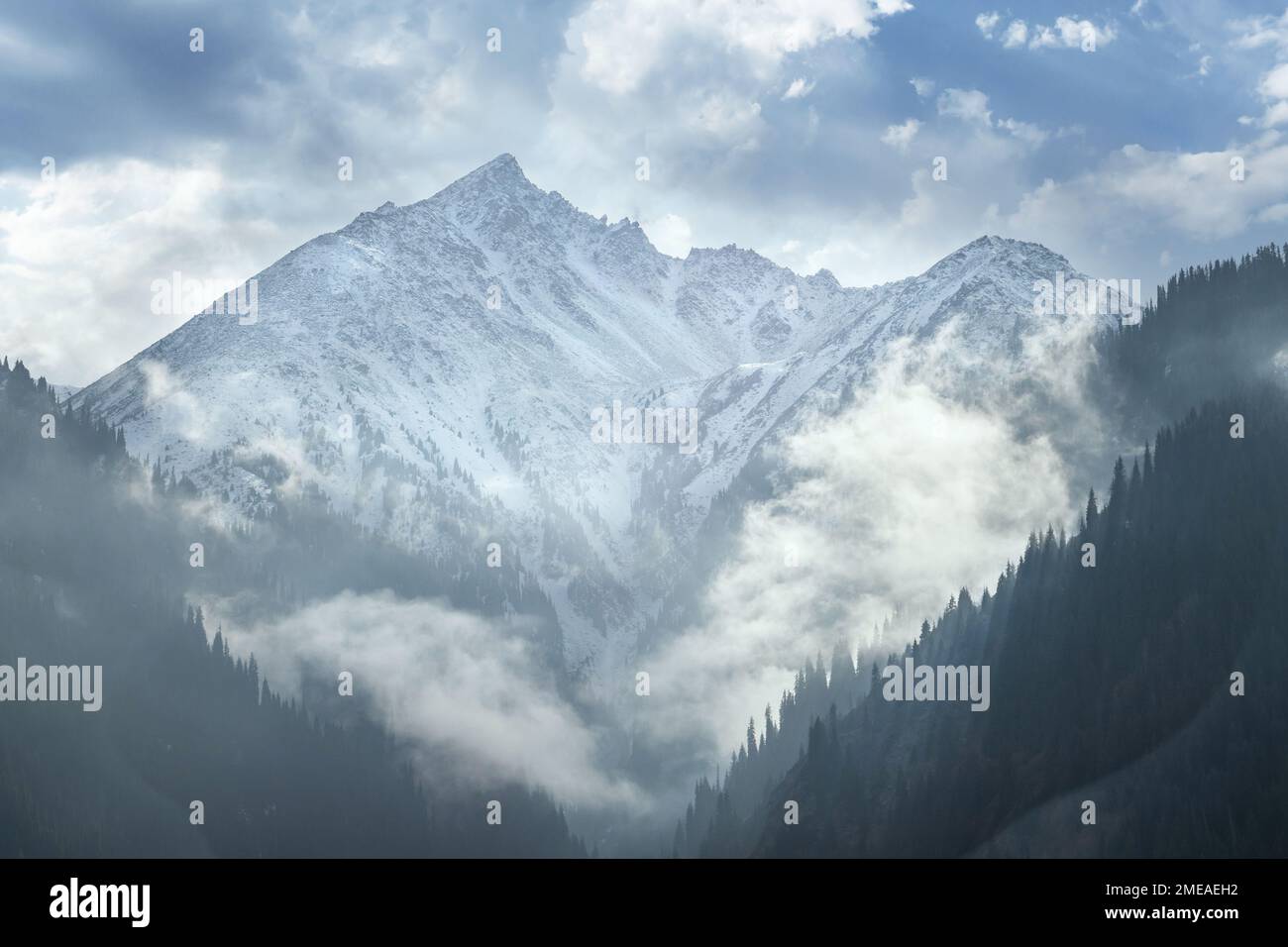 Snow Mountain dalla regione di Almaty in Kazakhstan. Pittoresco paesaggio dell'asia centrale Foto Stock