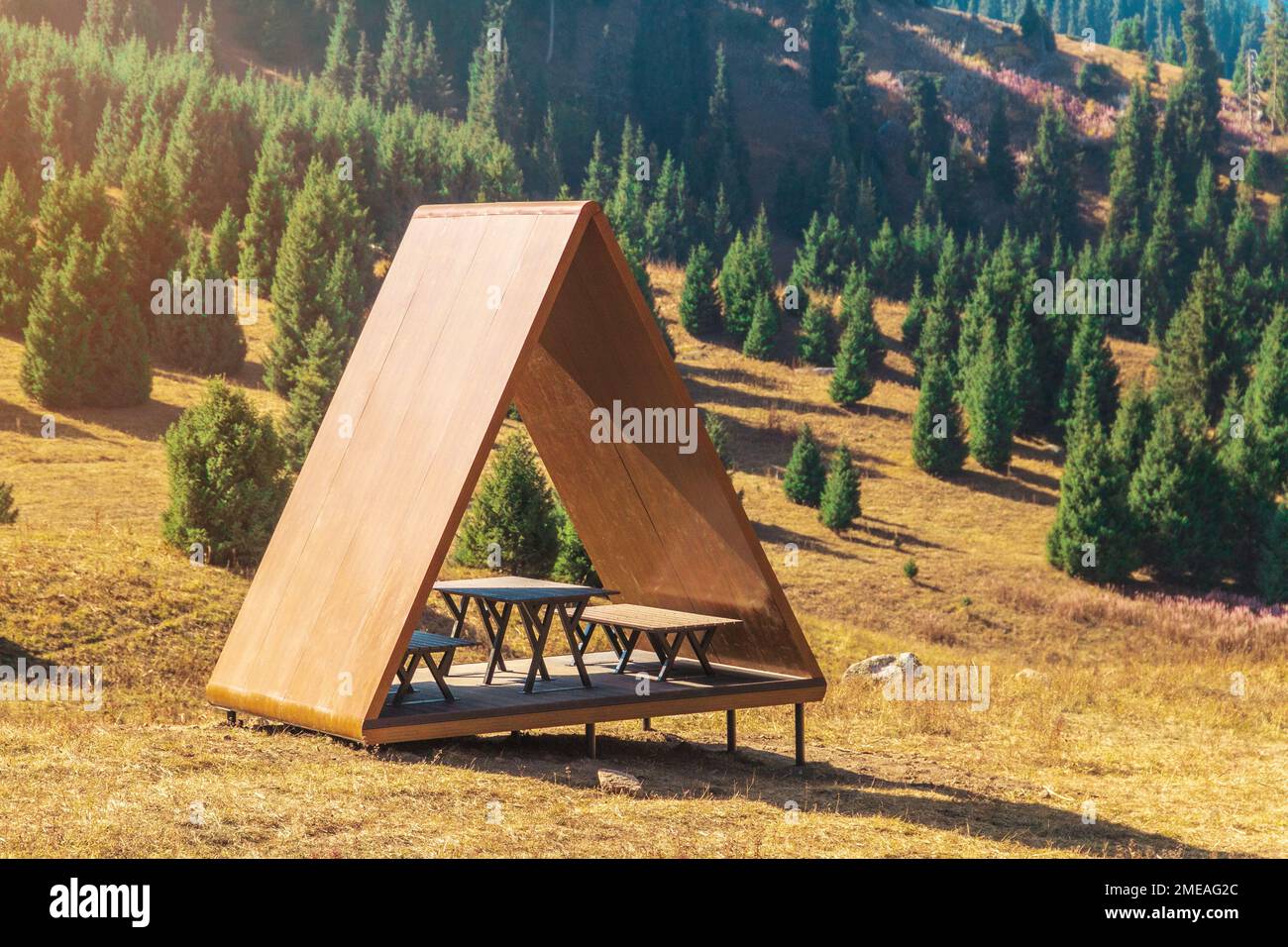 Paesaggio nelle montagne estive di almaty con gazebo per i turisti Foto Stock