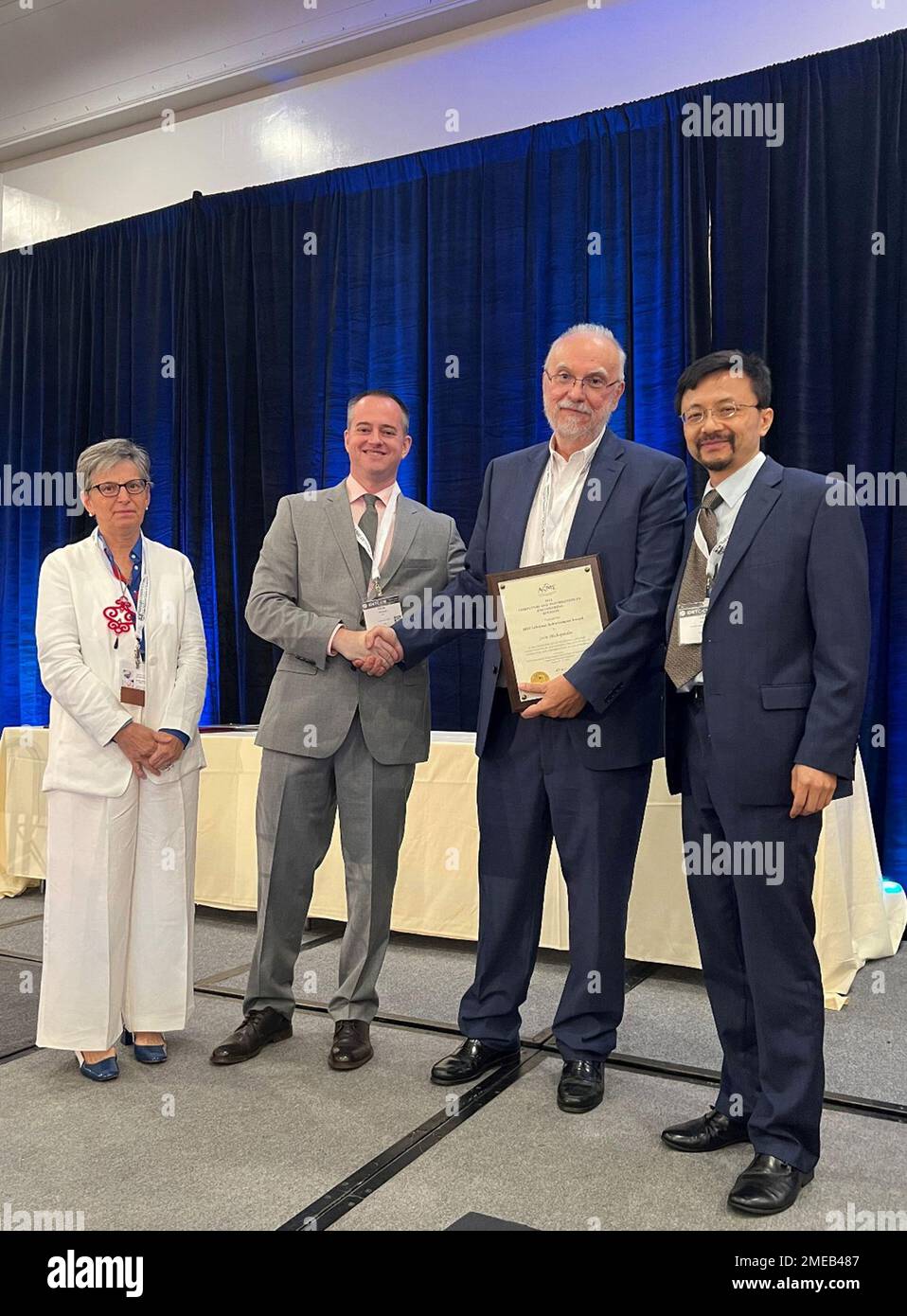 John Michopoulos, pH.D., Stati Uniti Il responsabile del laboratorio di sistemi multifisici computazionali del Naval Research Laboratory (NRL) ha ricevuto il premio a vita della American Society of Mechanical Engineers (ASME) Computers and Information in Engineering (CIE). Il premio è stato consegnato il 15 agosto, nel corso di una cerimonia alle conferenze tecniche internazionali di Design Engineering e alla conferenza CIE di St Louis, Missouri, ed è il più alto premio assegnato dalla divisione ASME CIE. (Foto fornita da John Michopoulos) Foto Stock