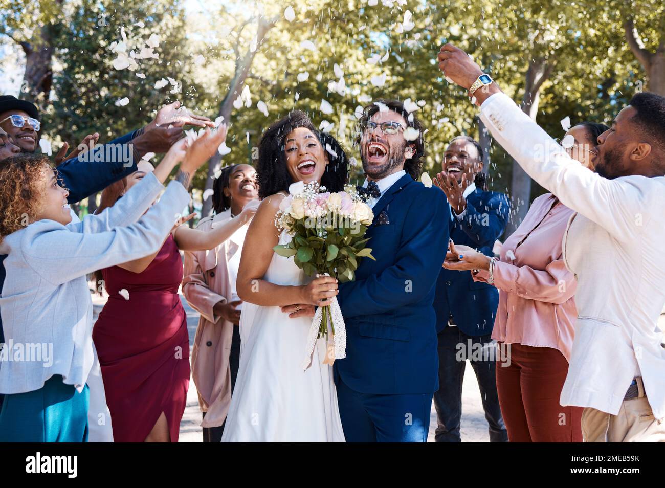 Confetti di nozze, coppia di matrimonio e celebrazione del pubblico che lancia petali di fiori all'aperto. Felicità, evento emozionato e sociale con la sposa e l'uomo Foto Stock