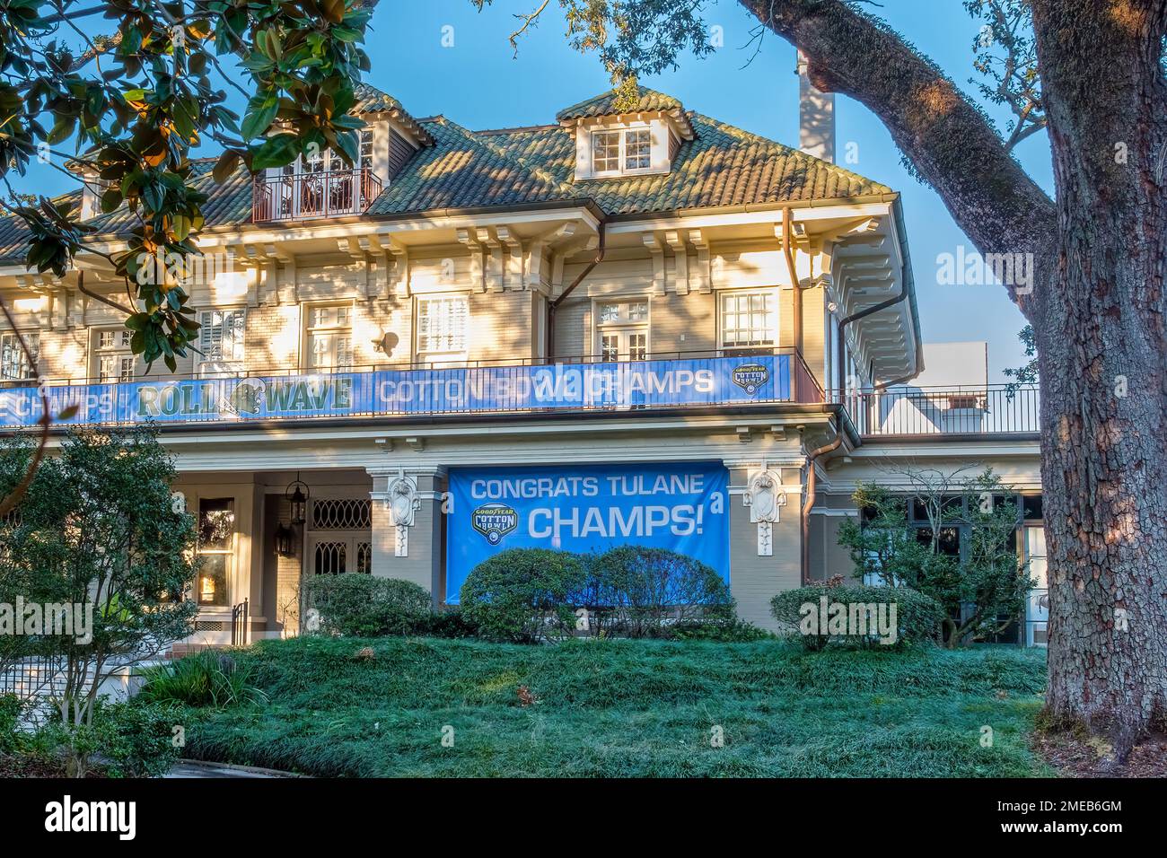 NEW ORLEANS, LA, USA - 22 GENNAIO 2023: Davanti a St Charles Avenue Mansion decorato per celebrare la vittoria Tulane Green Wave nella Cotton Bowl Foto Stock