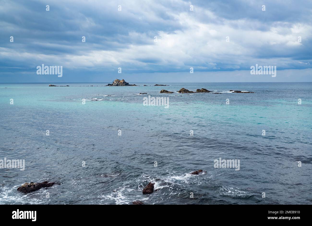 La costa del Mare del Giappone nella prefettura di Shimane, Giappone, vista da un treno espresso JR West Super OKI sulla linea principale di Sanin. Foto Stock