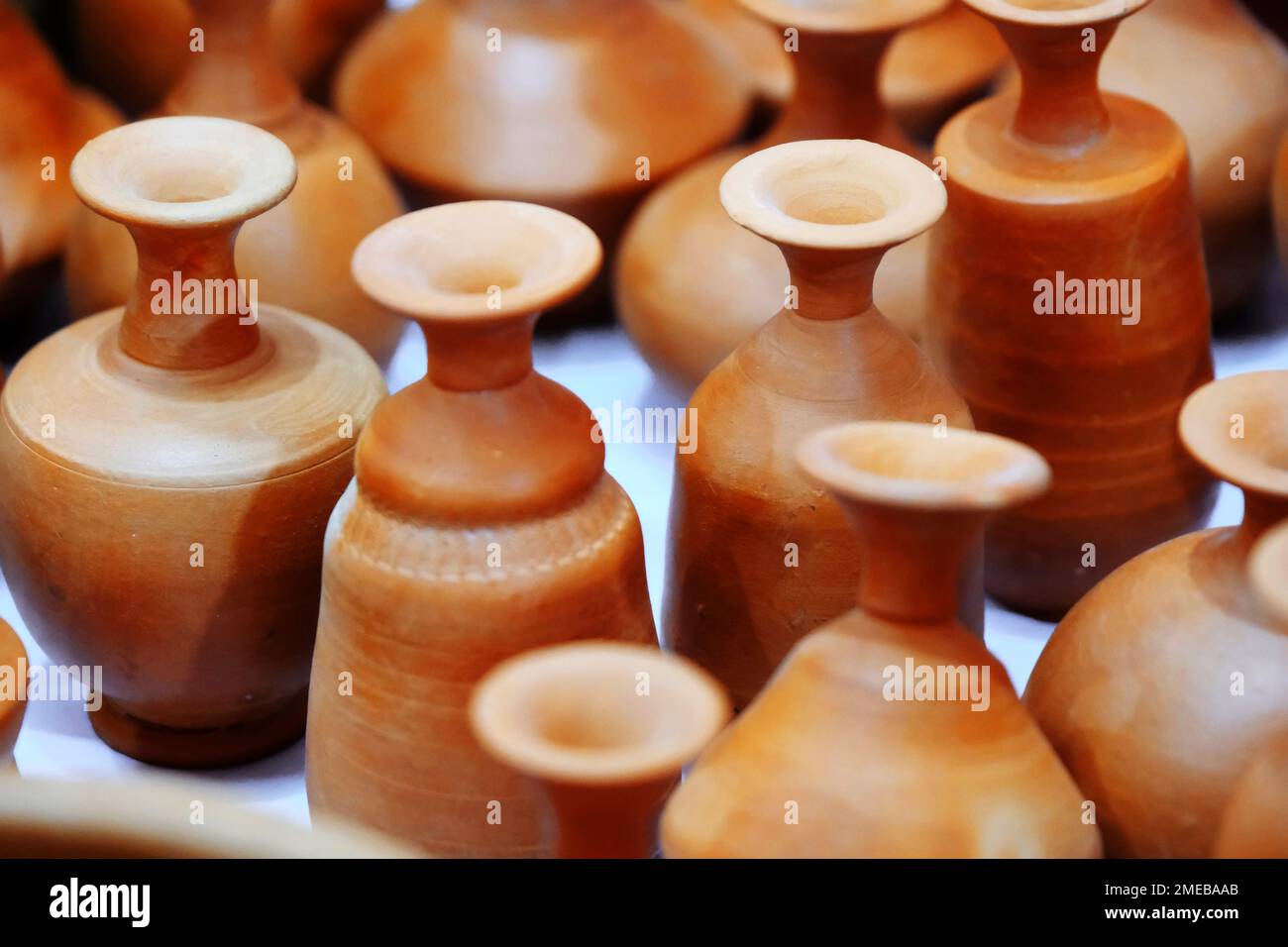 Varie pentole di terracotta e negozio di articoli decorativi, file di tradizionali pentole di argilla fatte a mano e terracotta in vendita a Pune, India. Foto Stock