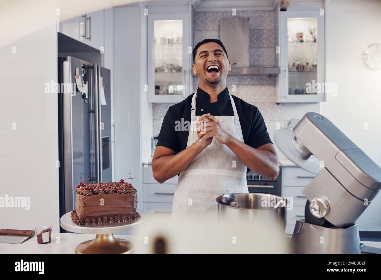 Uomo, panettiere e ridere in cucina su vlog, live streaming e la registrazione di una torta tutorial sui social media. Buon chef, creatore di contenuti digitali e cibo Foto Stock