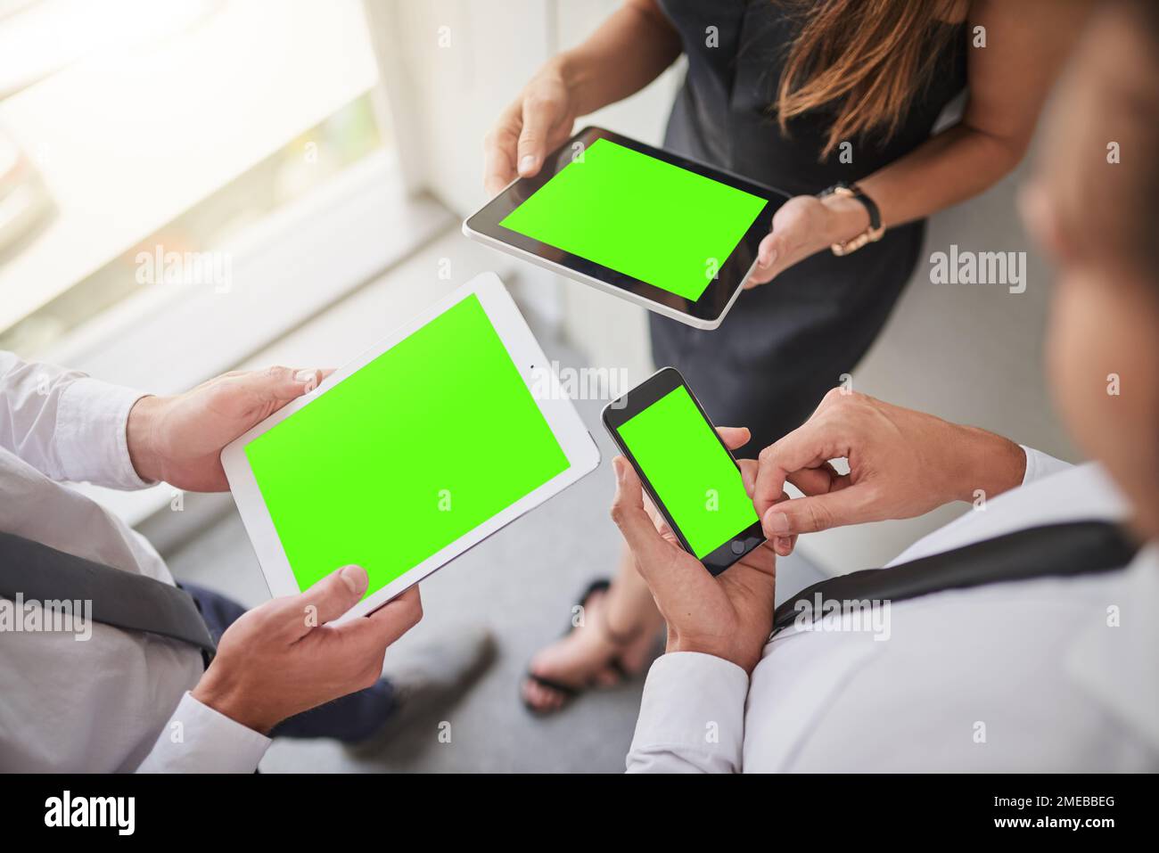 Il modo intelligente di connettersi in rete. un gruppo di colleghi che utilizzano i loro dispositivi intelligenti in sincronia. Foto Stock
