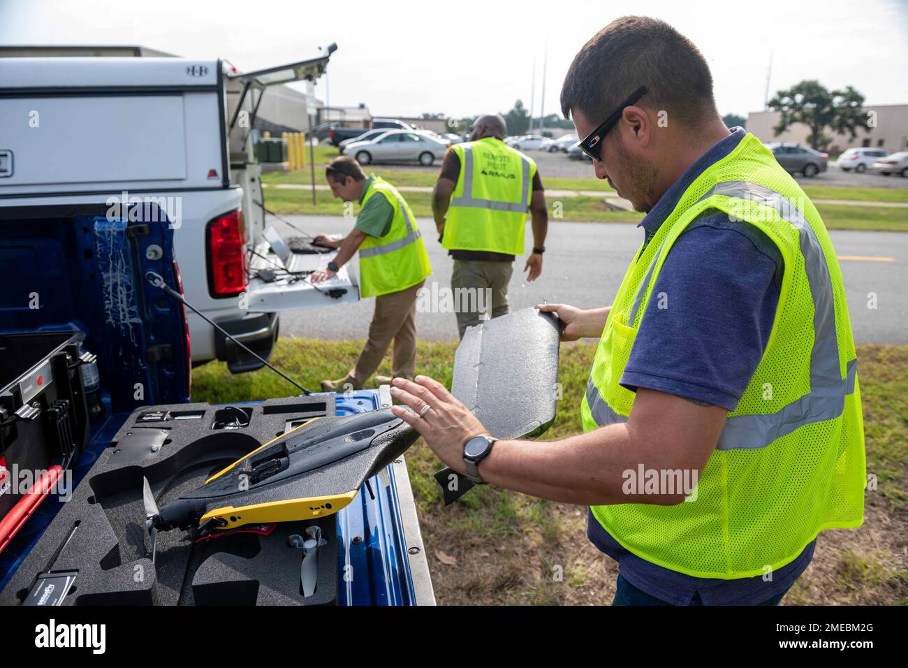 ROBINS AIR FORCE BASE, GA - Tom Geraldsen, 78th Operations Support Squadron Small Unmanned Aircraft Systems Program manager, prepara un drone per un'indagine sulla gestione della costruzione presso Robins Air Force base, Georgia, 15 agosto 2022. Il drone è stato progettato per il rilevamento e utilizza una varietà di obiettivi per realizzare modelli 3D precisi e dettagliati, pur essendo in grado di acquisire mappe termiche ad alta risoluzione. Piccolo,senza equipaggio,aeromobili,sistemi, Foto Stock