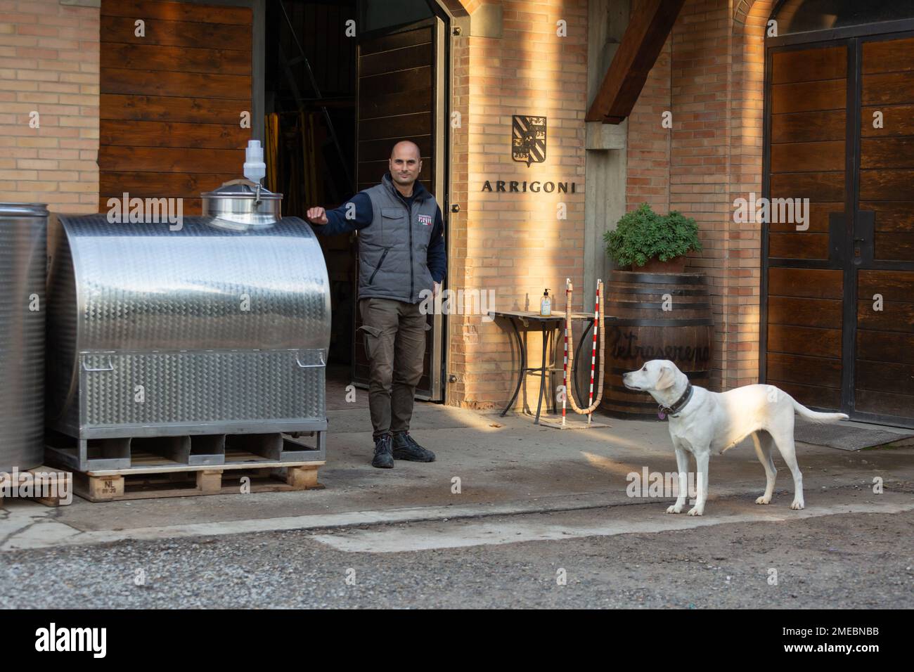 Andrea Arrigoni, vinificatore di quarta generazione, in piedi fuori dalla sua cantina Pietraserena, a San Gimignano, Toscana, Italia. Foto Stock