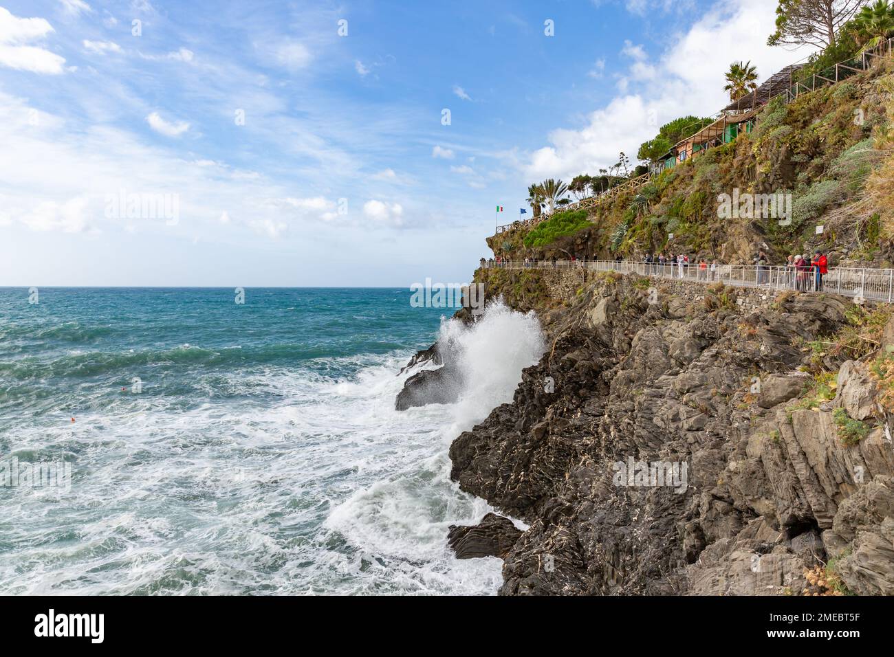 Sentiero a piedi lungo il Mar Ligure e la scogliera di Manarola, cinque Terre, Italia. Foto Stock
