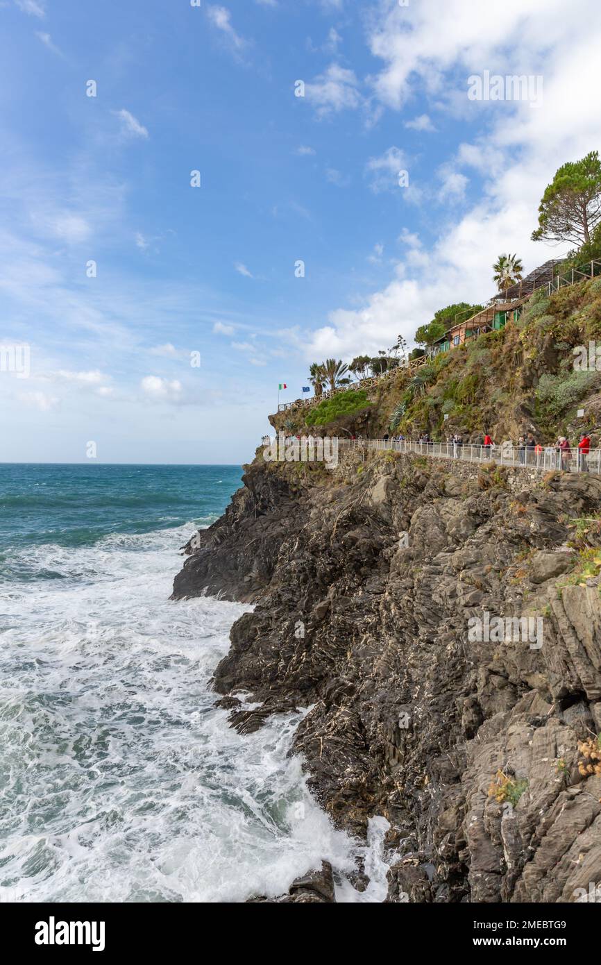 Sentiero a piedi lungo il Mar Ligure e la scogliera di Manarola, cinque Terre, Italia. Foto Stock