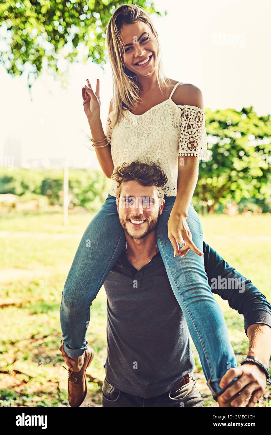 Amando insieme la loro giornata pacifica. Ritratto di una giovane coppia che si unisce all'esterno. Foto Stock