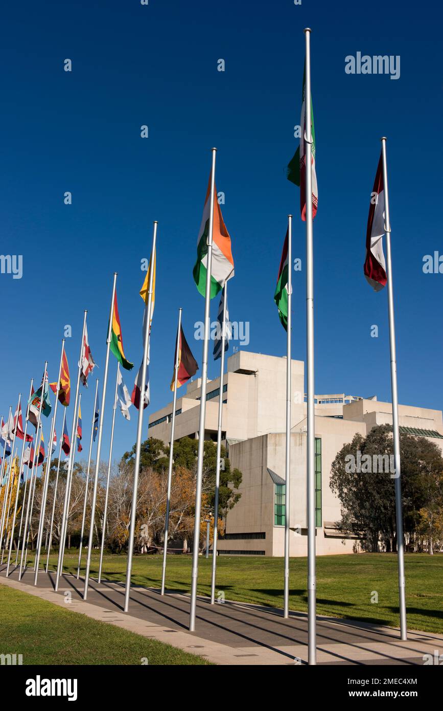 High Court of Australia e visualizzazione della bandiera internazionale. Foto Stock