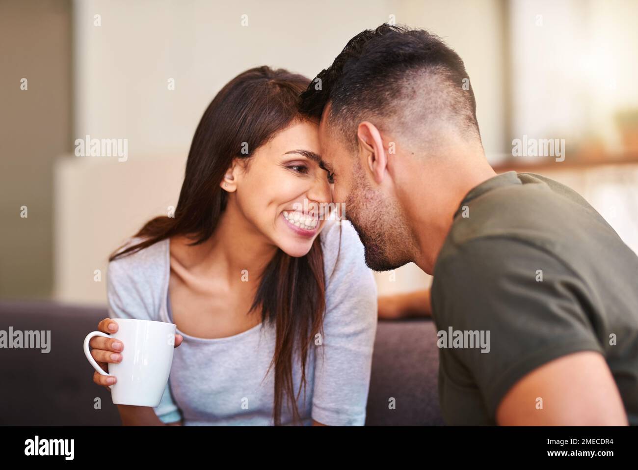 Amore significa condividere molti momenti teneri e felici. una giovane coppia affettuosa che si rilassa a casa. Foto Stock