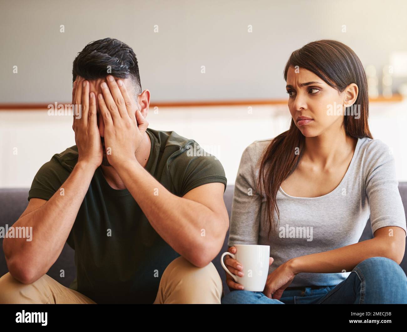 Che cosa è errato con voi. una giovane coppia che ha problemi di relazione a casa. Foto Stock