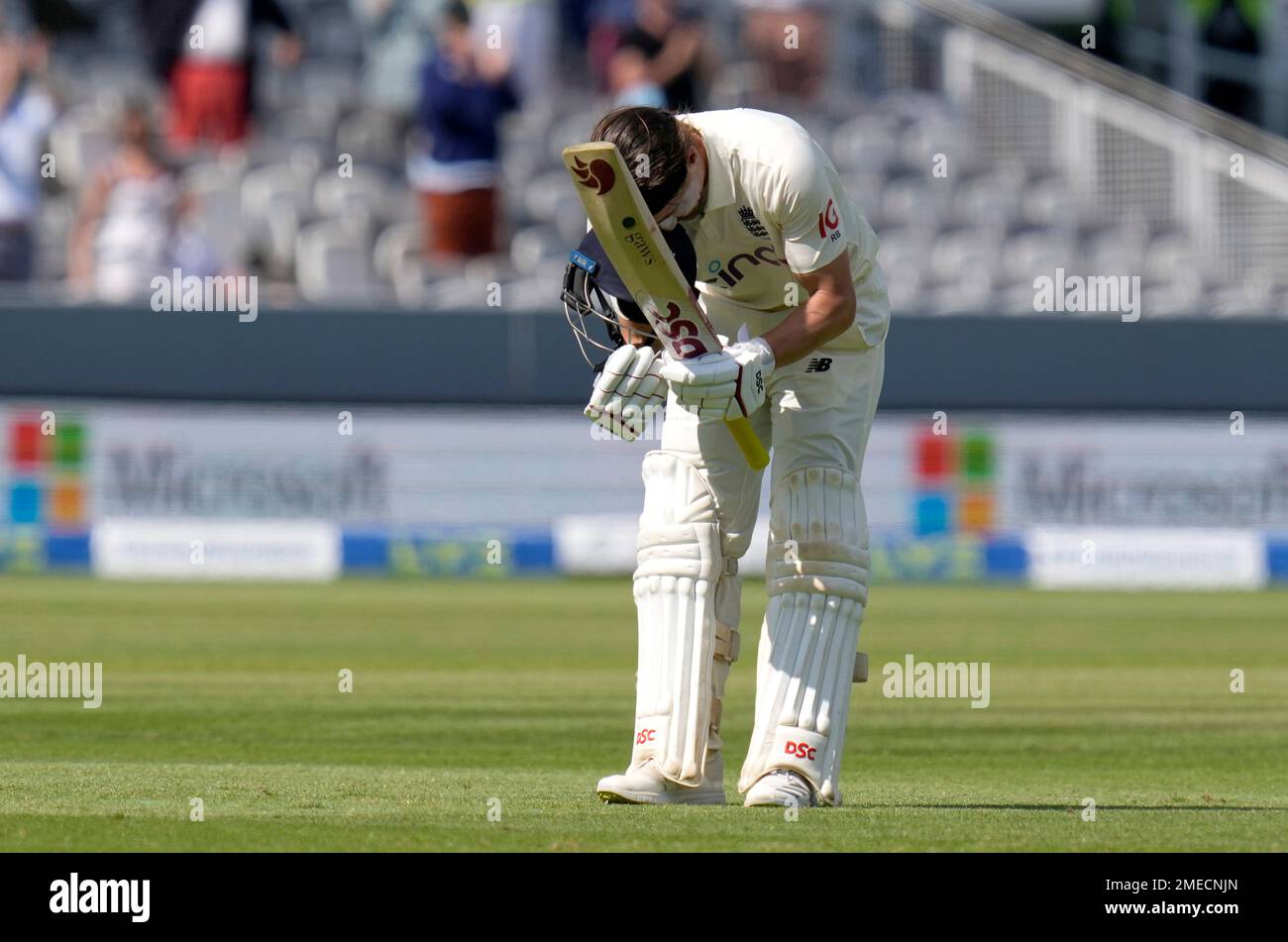 England's Rory Burns celebrates scoring a century (100 runs) during the fourth day of the Test match between England and New Zealand at Lord's cricket ground in London, Saturday, June 5, 2021. (AP Photo/Kirsty Wigglesworth) Foto Stock