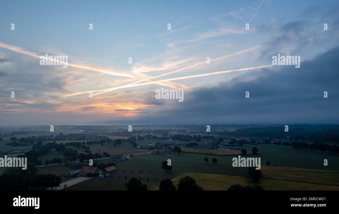 Vista aerea di un cielo serale sui campi sorpresi da tuoni nubi tempesta che entrano all'alba o al tramonto, presi con il drone. Foto di alta qualità Foto Stock