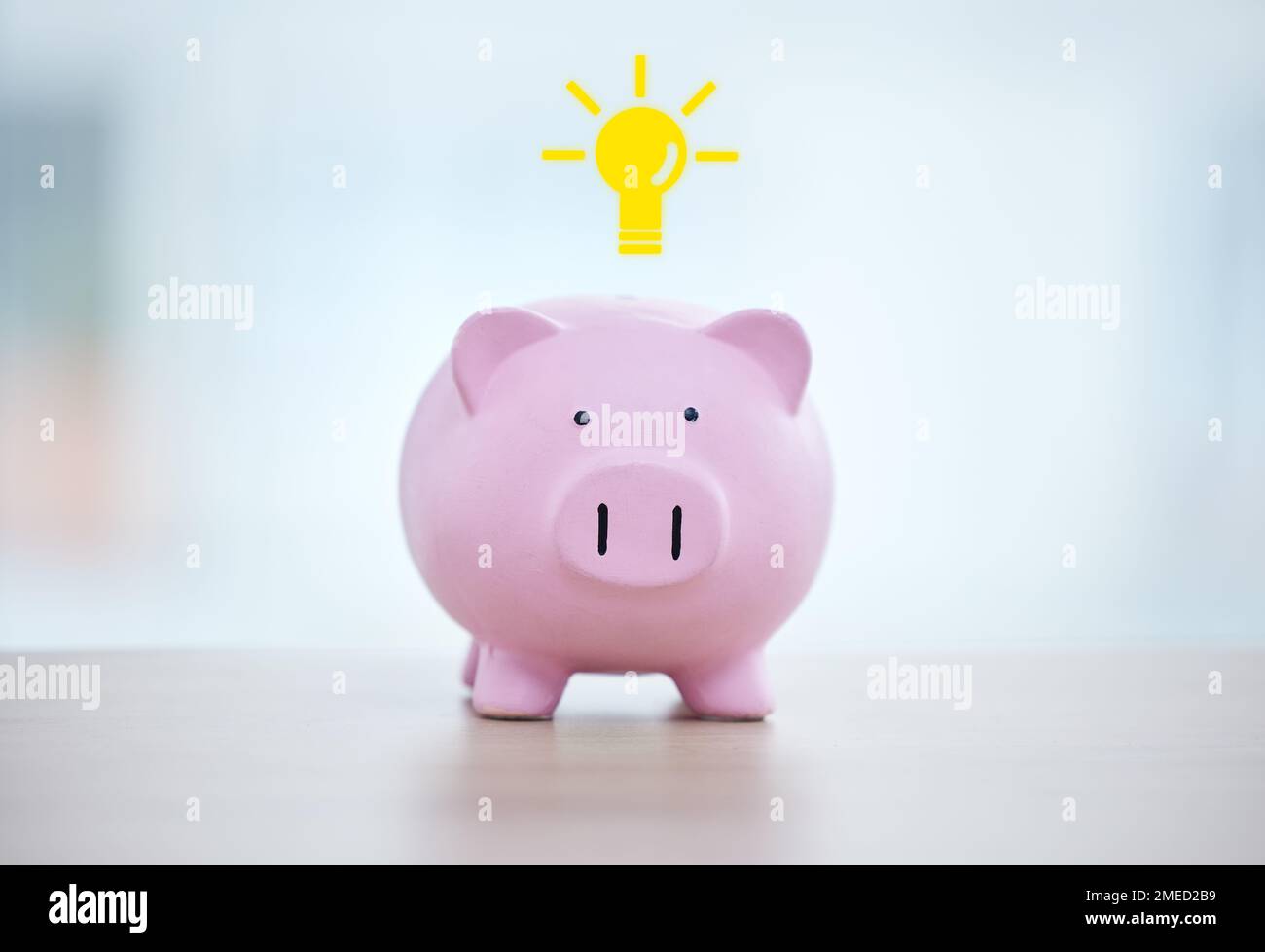 Risparmi, energia e investimenti in casse di porcellino per finanziare in futuro l'economia verde e la crescita dei profitti. Ricchezza, investimenti e interessi finanziari o. Foto Stock