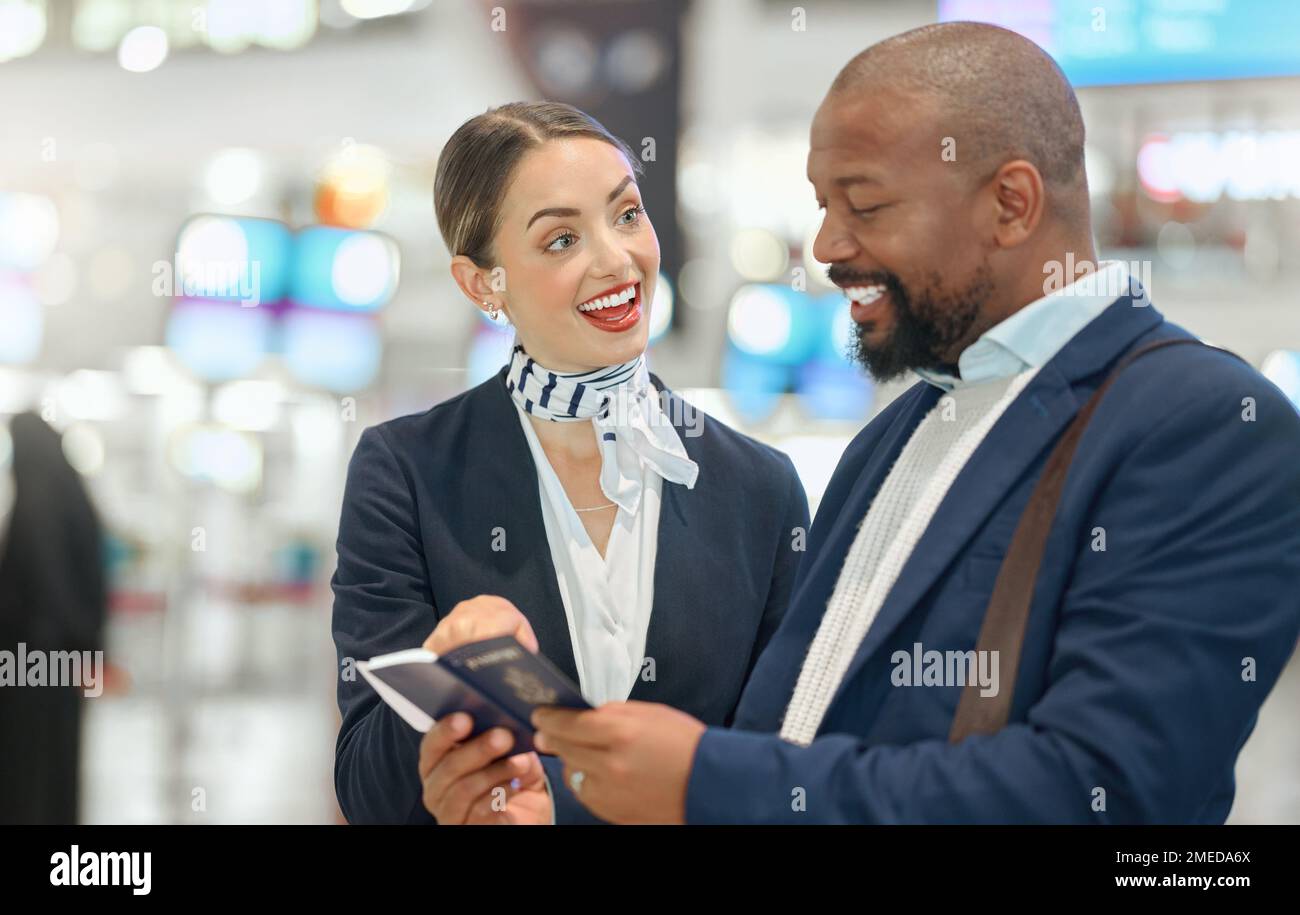 Donna aeroportuale, uomo d'affari africano e ispezione dei passaporti con controllo di conformità, lettura e politica internazionale di viaggio. Uomo nero aziendale Foto Stock
