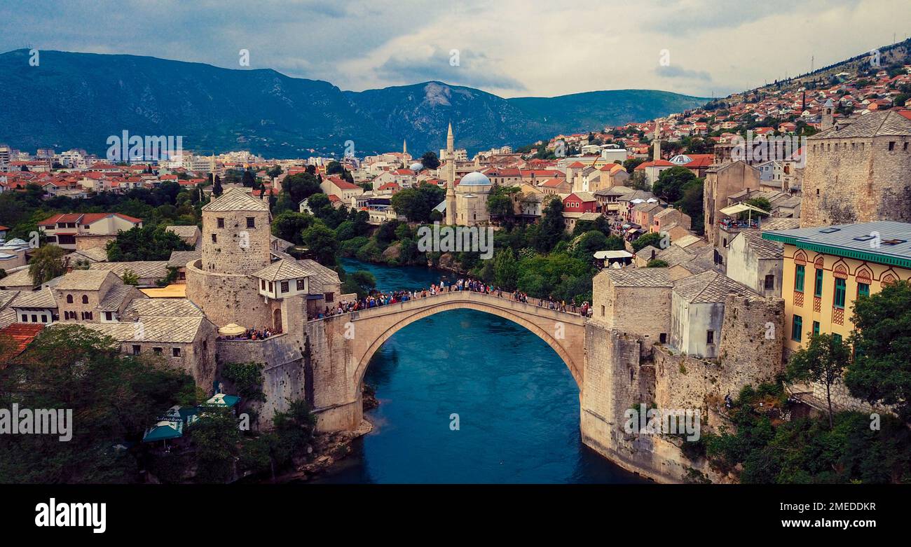 Veduta aerea del Ponte Vecchio nel cuore della Città Vecchia di Mostar, Bosnia-Erzegovina Foto Stock