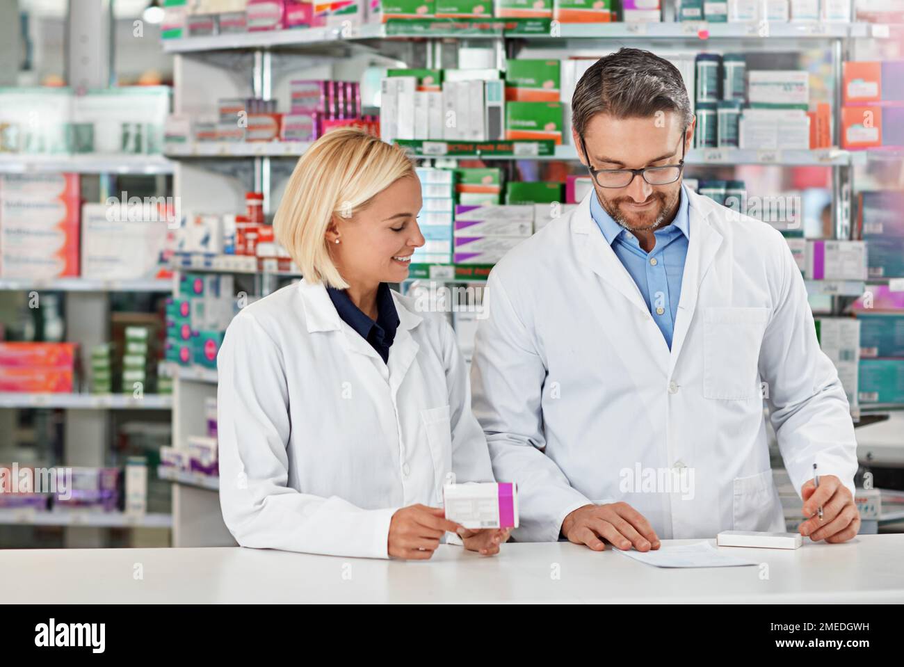 Farmacia, inventario e farmacisti medicinali persone, controllo fornitore di scorte o gestione sanitaria. Scatola per tablet o pillole mediche per la vendita al dettaglio Foto Stock