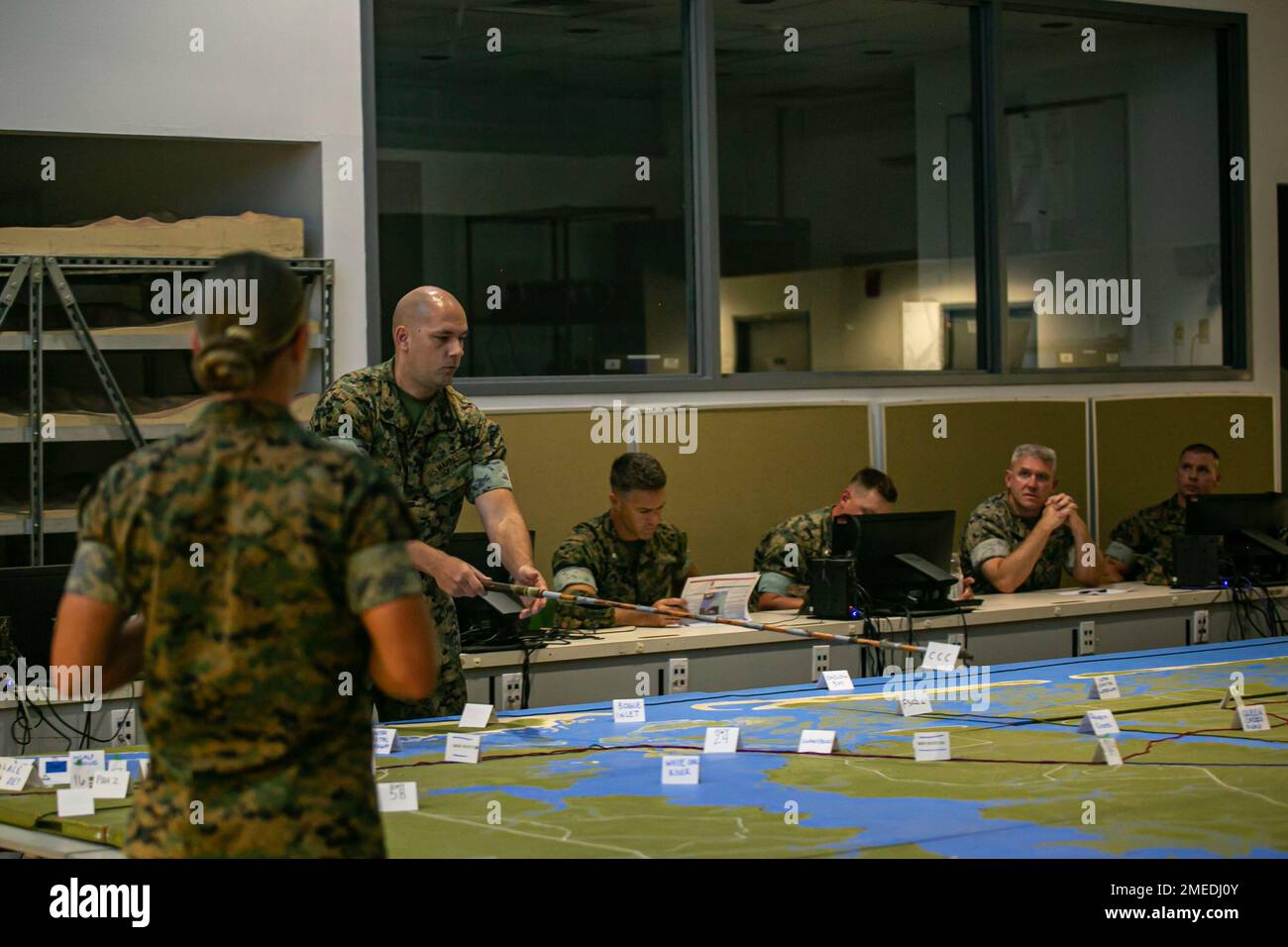 I leader con la Marine Expeditionary Unit 26th hanno condotto una prova di concetto (ROC) a Camp Lejeune, North Carolina, 16 agosto 2022. Un ROC è un metodo utilizzato per stabilire obiettivi chiari e la comunicazione tra il personale durante le operazioni con numerosi elementi coinvolti per garantire l'unità di sforzo. Nel corso di questo ROC, la leadership del 26th MEU Command Element e Combat Logistics Battalion 22 ha discusso il piano per il prossimo esercizio sul campo dell'MEU 26th. Questo esercizio è in corso in concomitanza con la valutazione della preparazione al combattimento del corpo marino di CLB 22. Questo FEX è l'esercizio culminante per il Th Foto Stock